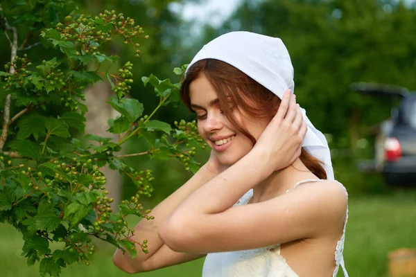 Mulher alegre ao ar livre no jardim paisagem ecologia natureza — Fotografia de Stock