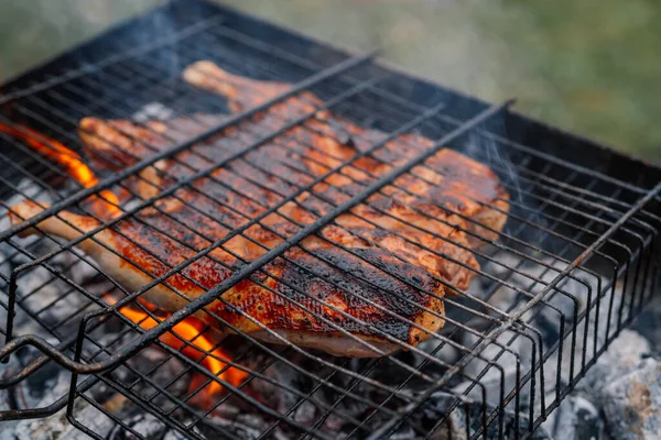 Carvão vegetal cozinhar frango grelhado braseiro natureza ar fresco — Fotografia de Stock