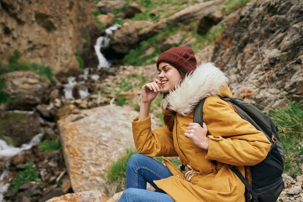 Mulher caminhante com mochila montanhas viajar aventura liberdade — Fotografia de Stock