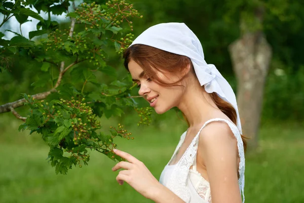 Žena s bílou čelenkou venkov příroda zahrada zemědělství — Stock fotografie
