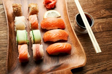 Suşi ahşap tabak çubukları geleneksel yemek restoranı.