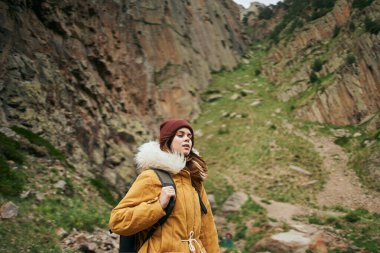 Sırt çantalı kadın yürüyüşçü dağlarda yolculuk özgürlüğü.