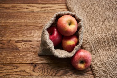 Tahta masadaki elmalar vitaminler taze meyveler organik