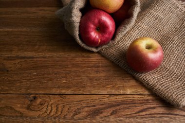 Tahta masadaki elmalar vitaminler taze meyveler organik