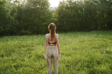 Kadınlar açık havada eğlence yazları temiz hava