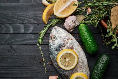 Tahta üzerinde balık. Malzemeler limon taze deniz ürünleri.