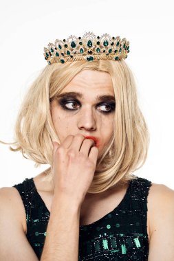 Kafasında taç olan siyah elbiseli bir adam travesti moda topluluğu.