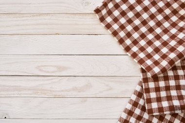 ekose masa örtüsü ahşap doku mutfak dekorasyonu tasarımı