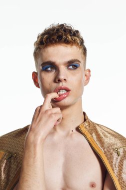 Erkek transseksüel kadın makyaj stüdyosu pozu