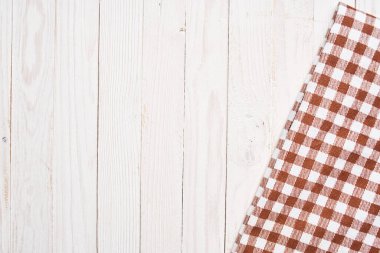 ekose masa örtüsü ahşap doku mutfak dekorasyonu tasarımı