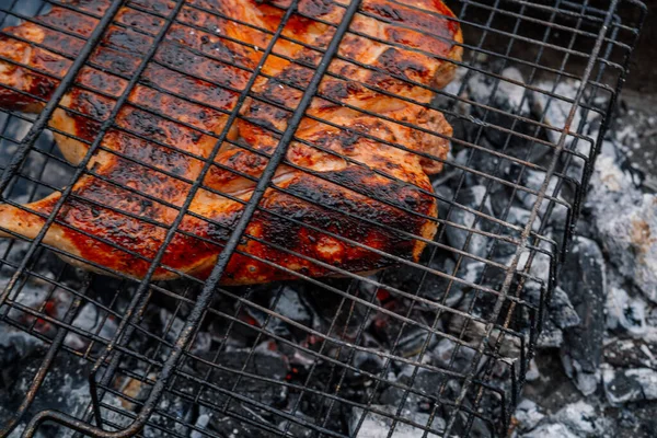 Cottura a carbone pollo alla griglia brazier natura aria fresca — Foto Stock