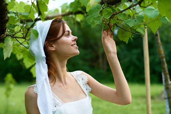 Femme en robe blanche campagne village nature écologie — Photo