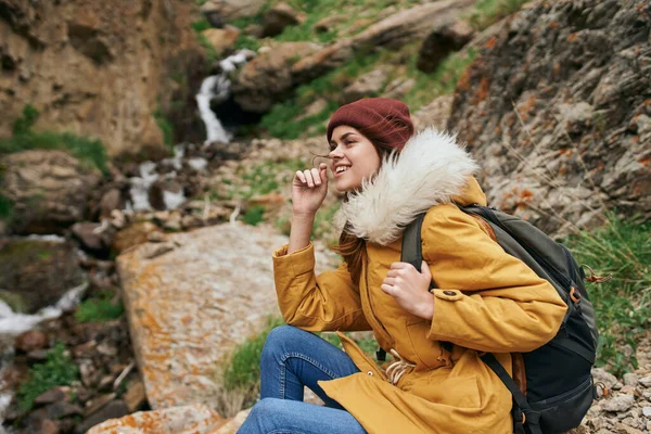 Mulher casaco amarelo turismo montanhas aventura paisagem — Fotografia de Stock