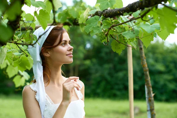 Kvinna i vit klänning landsbygd växter natur — Stockfoto