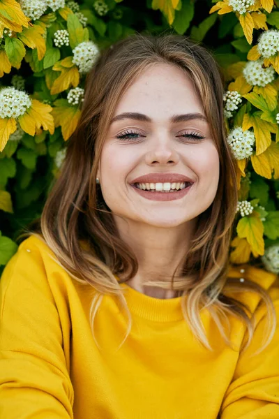 Vrolijke vrouw buiten levensstijl en frisse lucht — Stockfoto