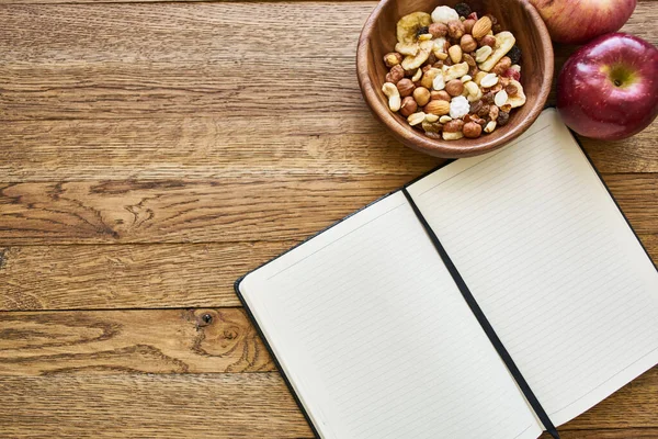 Colazione secca cereali blocco note dieta fondo di legno — Foto Stock