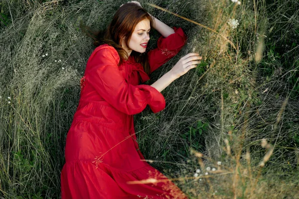 Femme en robe rouge nature herbe verte paysage repos — Photo