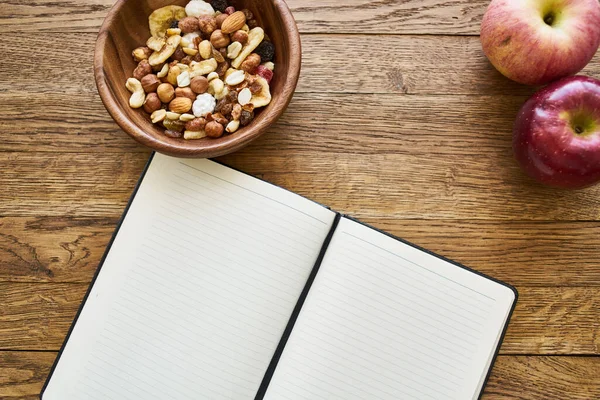 Café da manhã seco cereais notepad dieta fundo de madeira — Fotografia de Stock