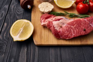 Tahta bir bifteğin üzerindeki et sebzeleri.