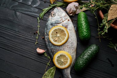 Tahta üzerinde balık. Malzemeler limon taze deniz ürünleri.