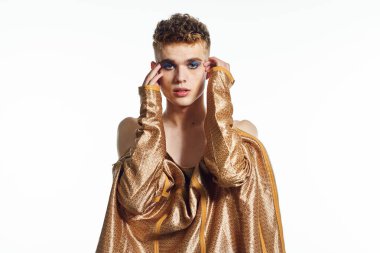 Kadın makyajlı bir adam transseksüel Lgbt topluluğuna poz veriyor.