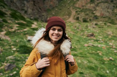 Sırt çantalı kadın yürüyüşçü dağlarda yolculuk özgürlüğü.