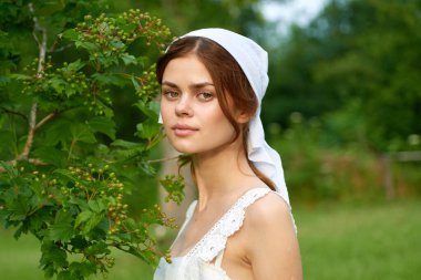 Bahçenin kırsal kesimlerinde neşeli bir kadın doğa.