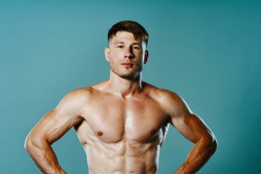 Havalı vücut egzersizi yapan yakışıklı sporcu.