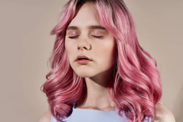 Bela mulher rosa cabelo decoração verão estilo moda — Fotografia de Stock