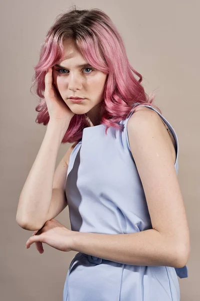 Donna allegra con i capelli rosa in posa vestito cosmetici — Foto Stock