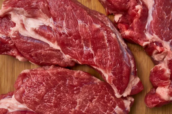 肉ステーキ料理ダークウッドの背景 — ストック写真