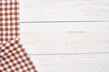 ekose masa örtüsü ahşap doku mutfak dekorasyonu tasarımı