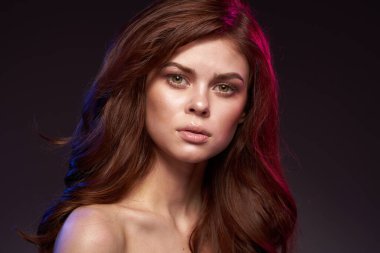 Bir kadının portresi. Stüdyo moda modeli yaşam tarzı pozu.