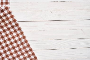 ekose masa örtüsü ahşap doku mutfak dekorasyonu tasarımı