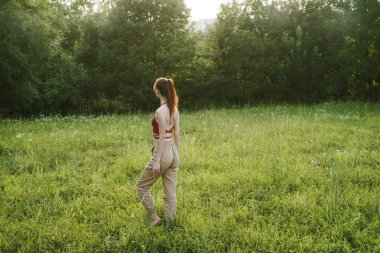 Dışarıda egzersiz yapan kadın özgürlük yaz tatili.
