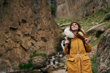 Sırt çantalı kadın yürüyüşçü dağlarda yolculuk özgürlüğü.