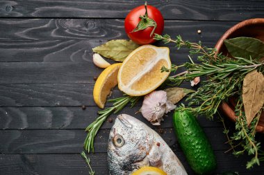 Tahta üzerinde balık. Malzemeler limon taze deniz ürünleri.