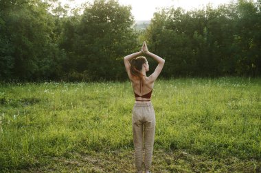 Açık havada bir kadın yaz meditasyonu temiz hava