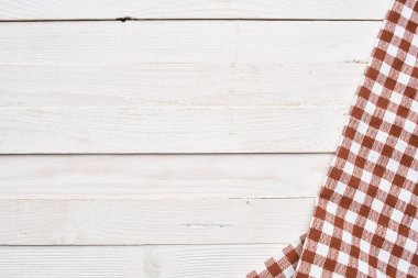 ekose masa örtüsü ahşap doku mutfak dekorasyonu tasarımı