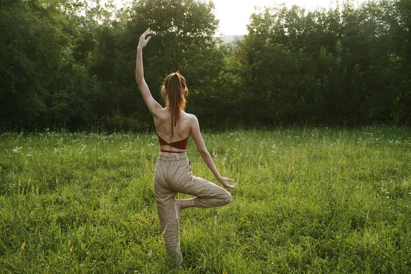 Жінка в полі на відкритому повітрі літня медитація свіже повітря — стокове фото