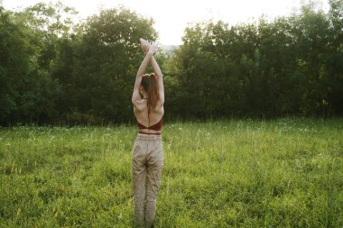 Dışarıda egzersiz yapan kadın özgürlük yaz tatili.