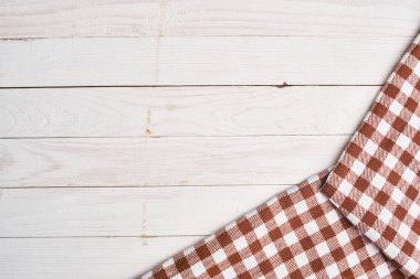 ekose masa örtüsü ahşap doku mutfak dekorasyonu tasarımı