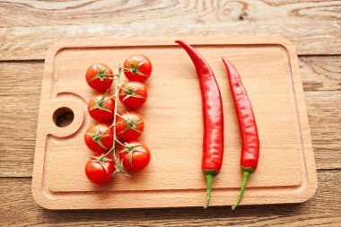 Kiraz domatesleri sıcak biber salata malzemeleri taze yemek.