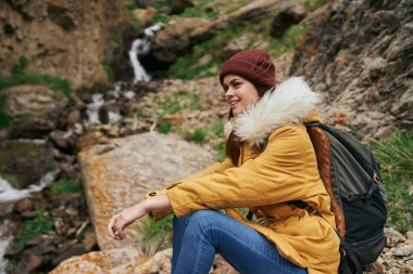 Sırt çantalı kadın yürüyüşçü dağlarda yolculuk özgürlüğü.