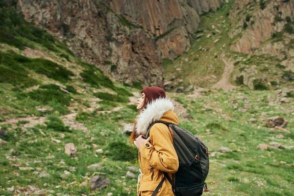 Wanderin mit Rucksack Berge reisen Abenteuer Freiheit — Stockfoto