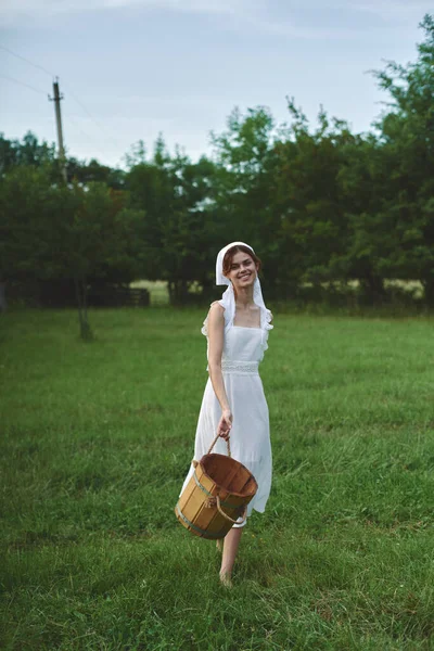 Kvinna med vitt pannband landsbygd natur trädgård jordbruk — Stockfoto