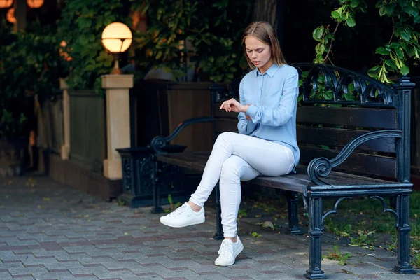 Mujeres al aire libre en el parque de la ciudad paseo ocio — Foto de Stock