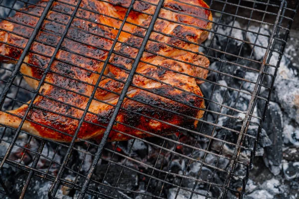 Węgiel drzewny gotowanie grillowany kurczak kozieradka natura świeże powietrze — Zdjęcie stockowe