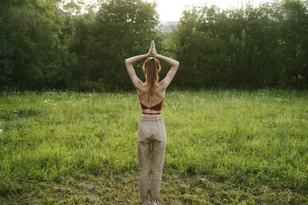 Kvinna i ett fält utomhus sommar meditation frisk luft — Stockfoto