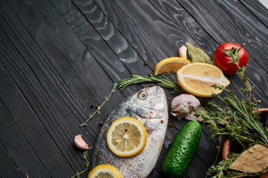 Tahta üzerinde balık. Malzemeler limon taze deniz ürünleri.
